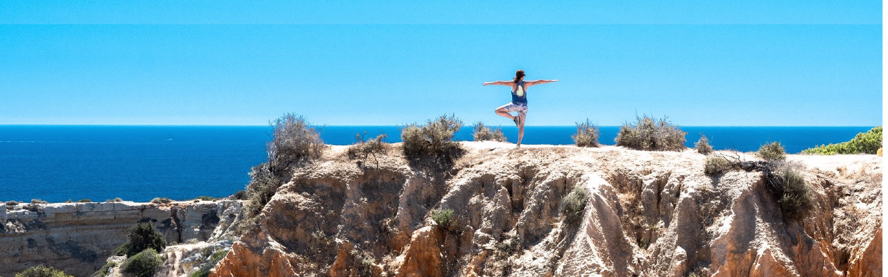 Yoga-Haltung auf einer Klippe am Meer