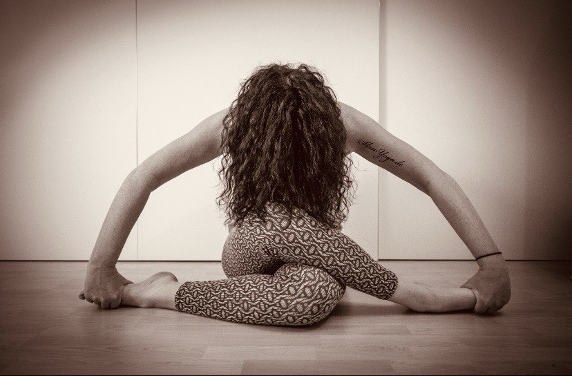 Susanne Kraus in einer Slow-Yoga-Dehnung im Sitzen